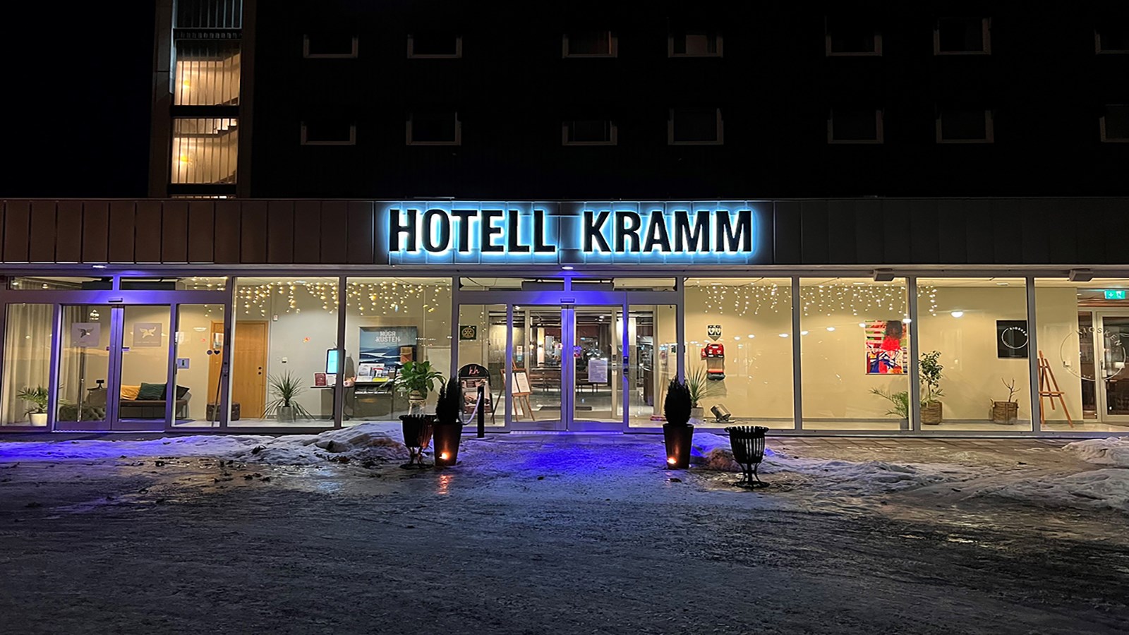 Entrén på Hotel Kramm under kvällstid.