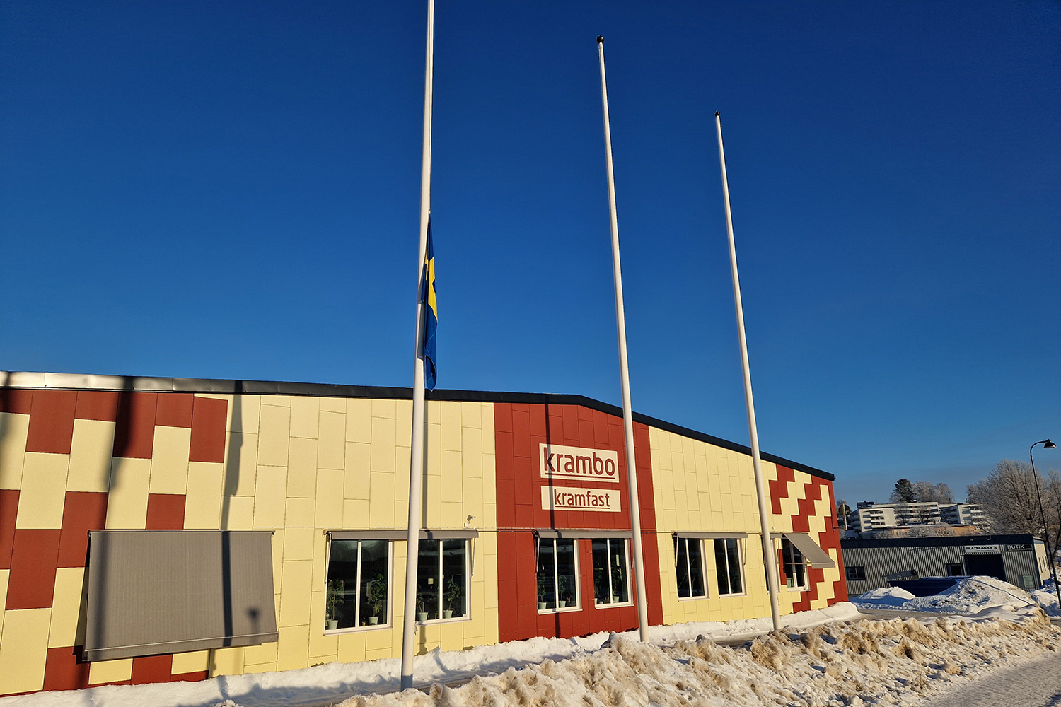 Flagga halvstång Örebro