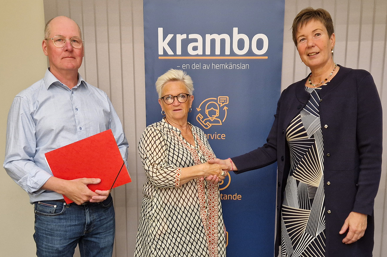 tre personer skakar hand